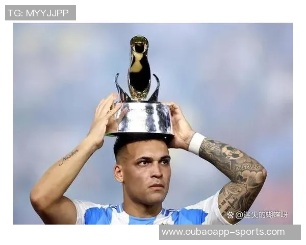 家中悠闲时光劳塔罗细致清理奖杯与MVP小雕像展现冠军风范